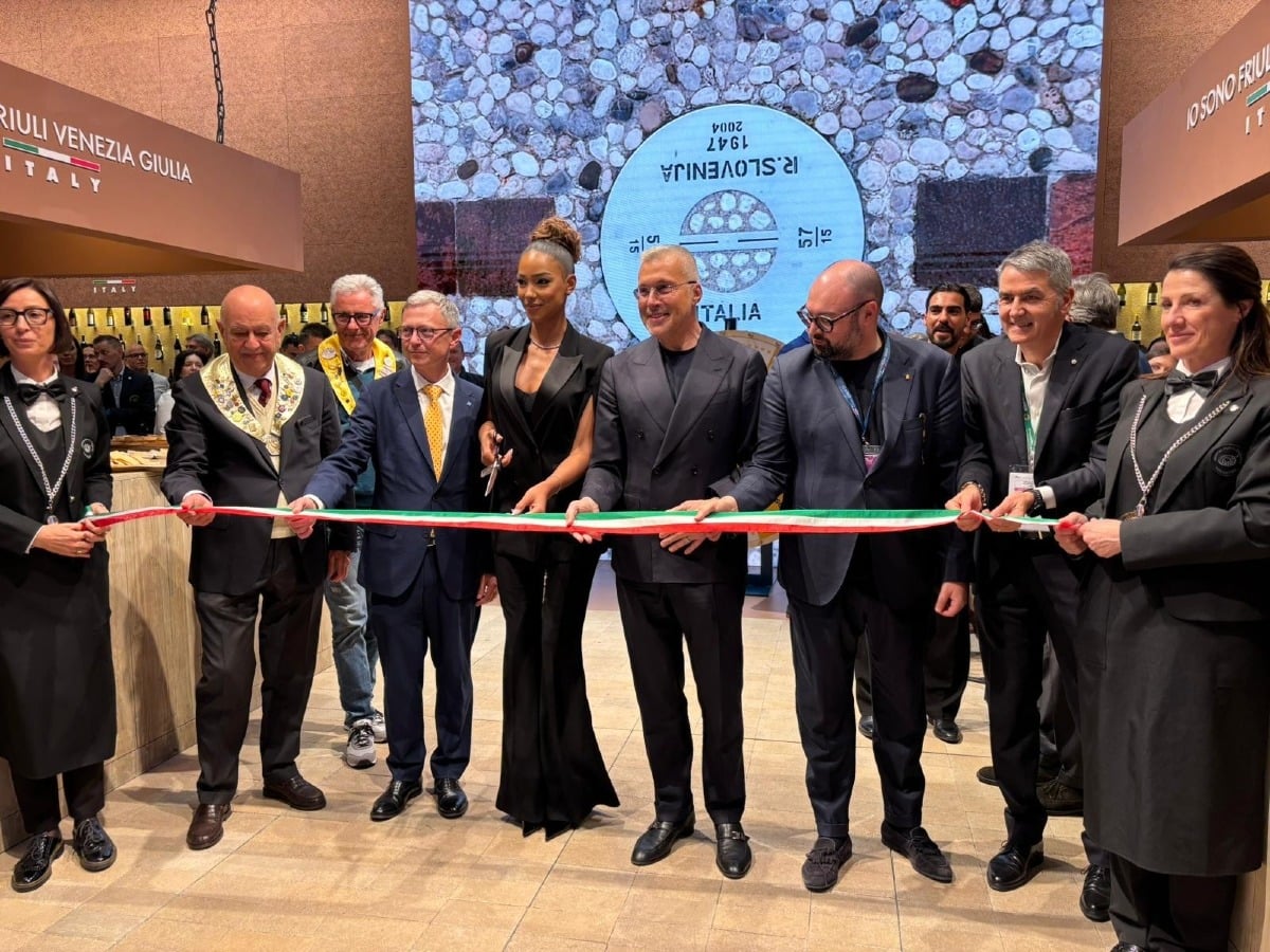 Taglio del nastro per lo stand Fvg a Vinitaly: grande affluenza e show con Samira Lui