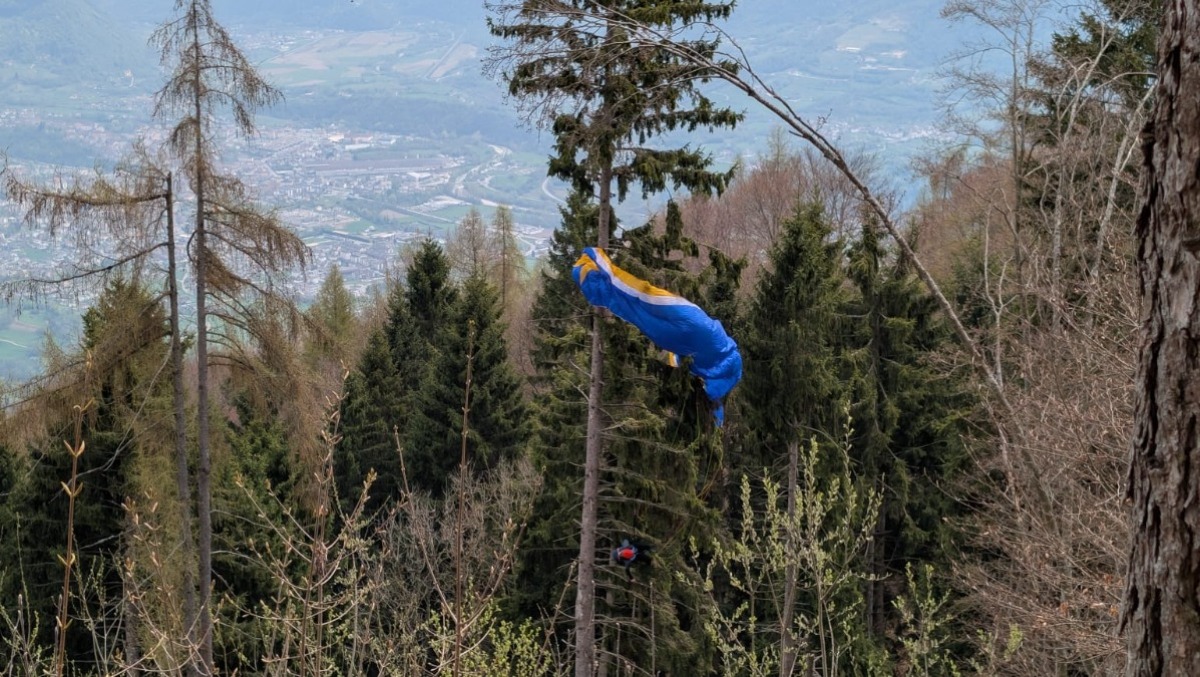 Parapendio finisce su un albero: la giovane pilota resta sospesa a 30 metri