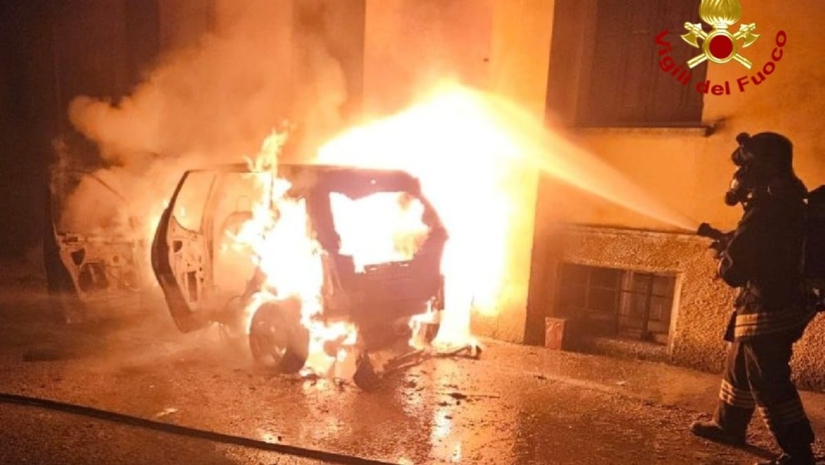 Auto in fiamme sotto un condominio in Friuli: residenti evacuati, un intossicato
