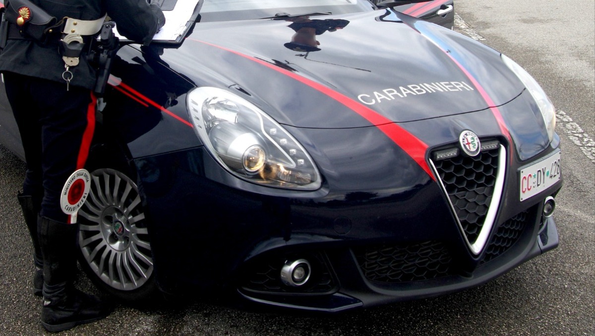 Scippano il portafoglio a un anziano: denunciate due donne  - 