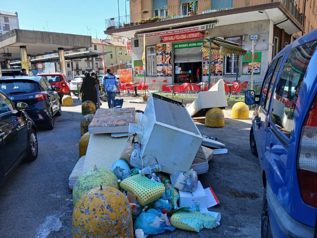 Discariche a cielo aperto per le strade di Udine: "È un reato, non inciviltà" - 
