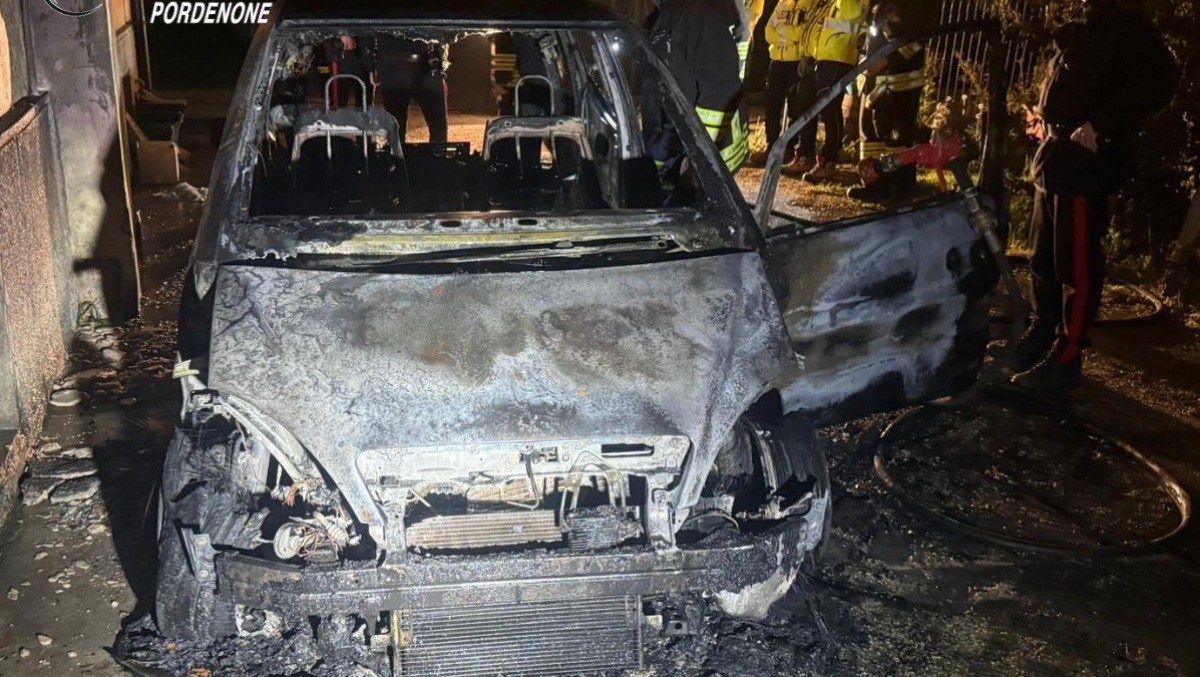 Auto parcheggiata in fiamme: nube di fumo avvolge due condomini - 