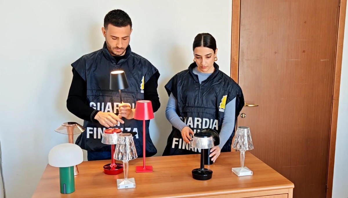 Design italiano contraffatto: maxi-sequestro di lampade e sedie | VIDEO - 