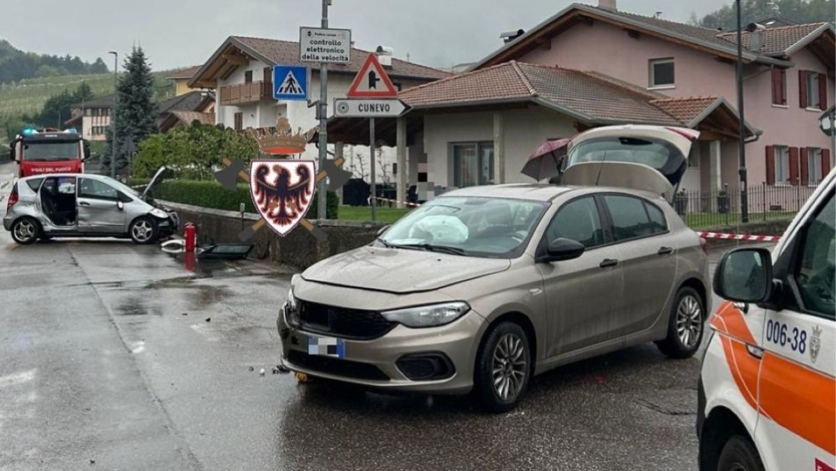 Violento scontro tra auto nel centro abitato: cinque feriti tra le lamiere | FOTO - 
