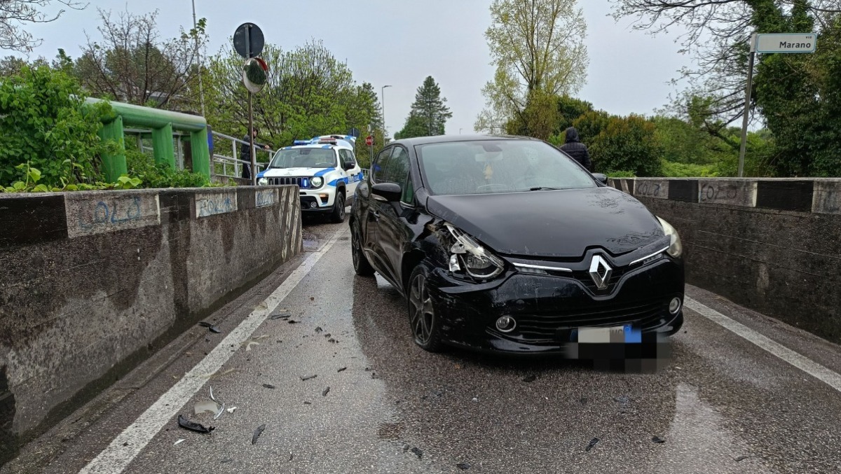 Scontro tra due auto a Villa Primavera: strada chiusa e traffico in tilt | FOTO - 