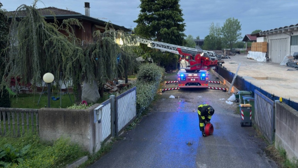 Tetto in fiamme nella notte: evacuati 9 residenti, paura per 6 bambini - 