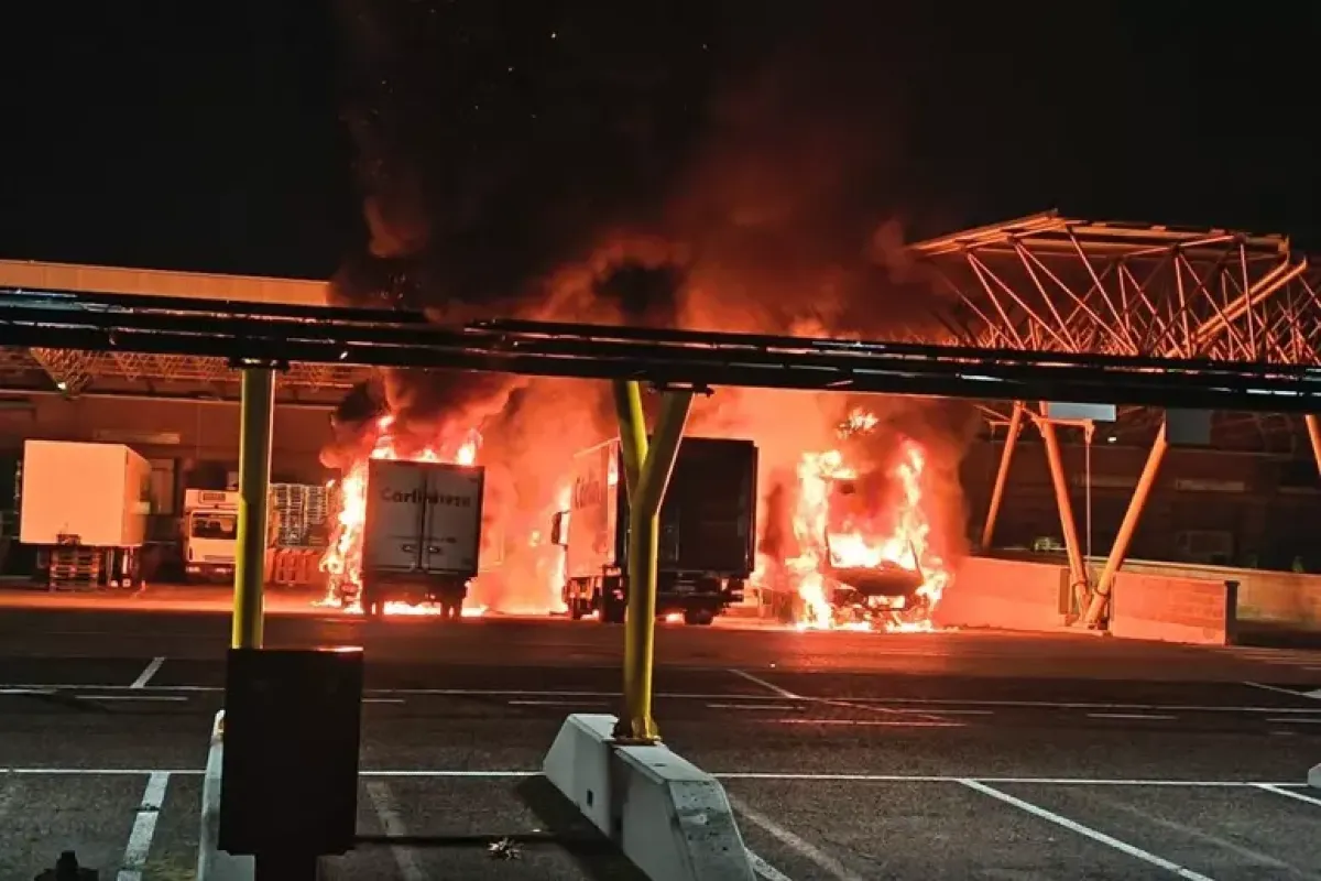 Incendio al mercato ortofrutticolo: sei camion divorati dal fuoco - Ansa