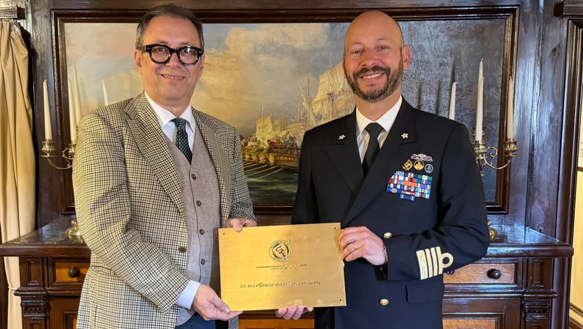 Scriptorium e Vespucci, incontro d’eccellenza: targa simbolica a bordo - 