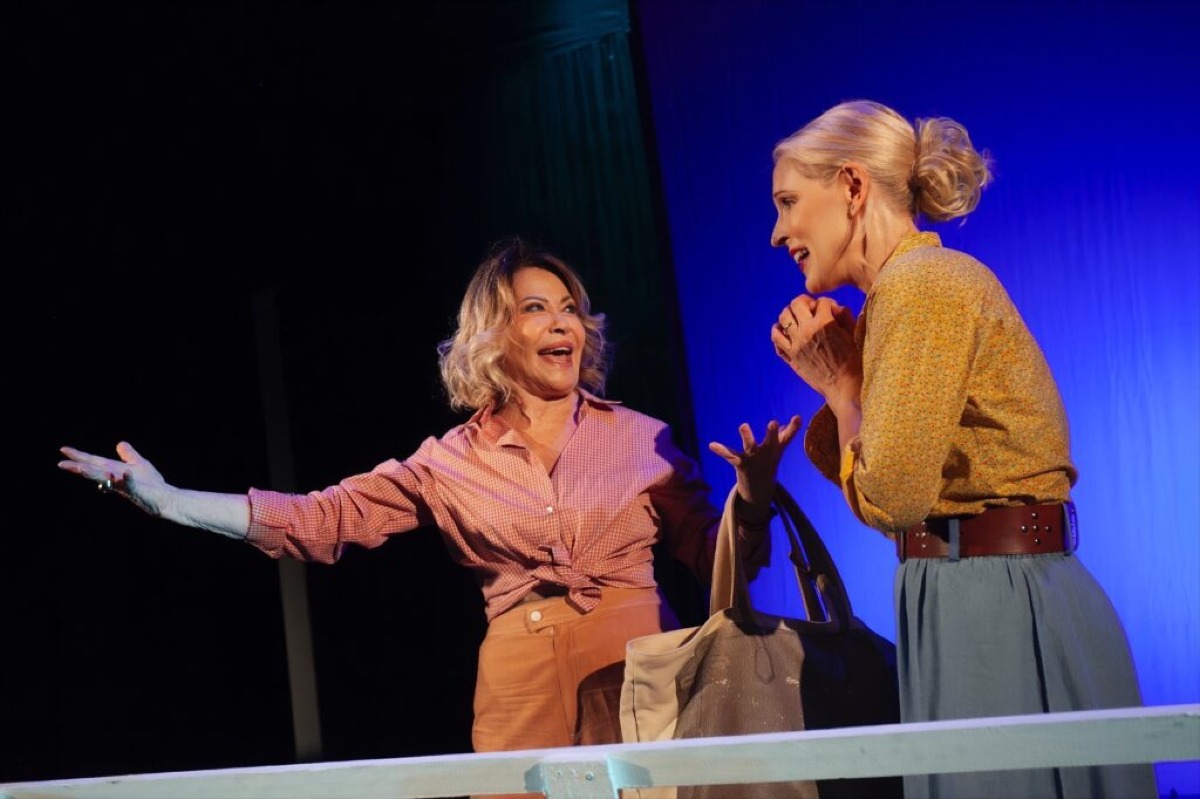 Cormons, “Le fuggitive” in scena al Comunale: Paola Quattrini e Gaia De Laurentiis protagoniste - 