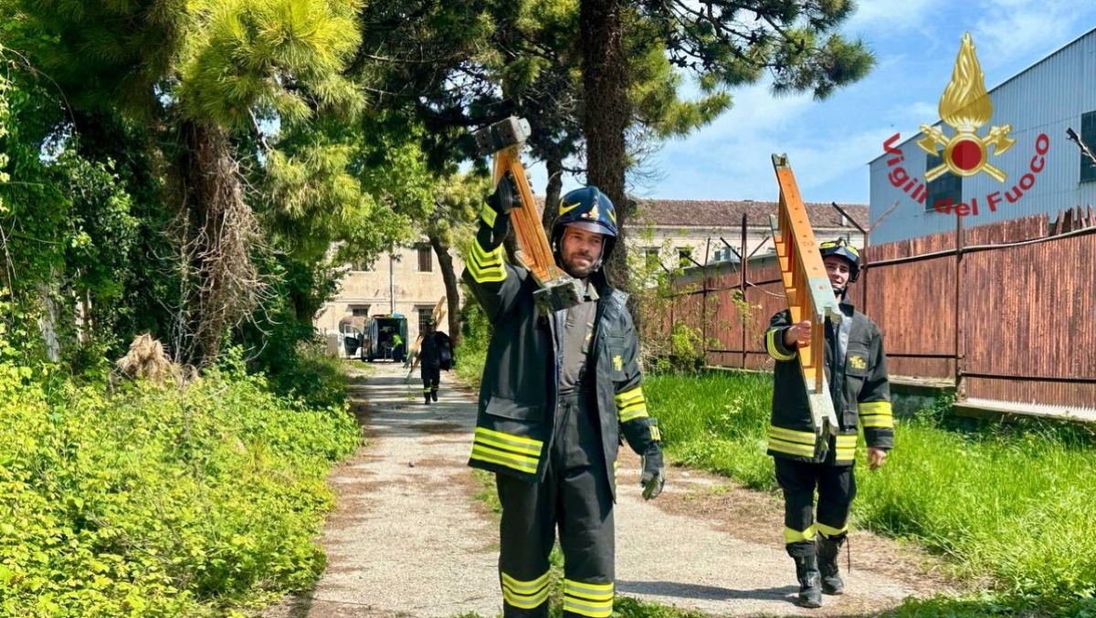 Crolla un solaio in cantiere: quattro operai precipitano per 5 metri