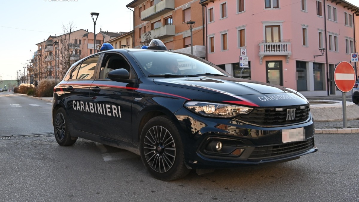 Caos nella notte in Friuli: ubriaco danneggia un portone e si scaglia sugli agenti - 