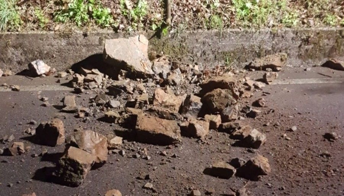 Massi franano sulla strada in Friuli: senso unico alternato sulla statale - 