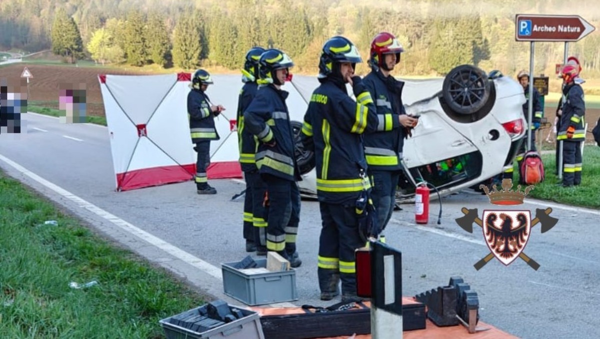 Schianto tra auto sulla statale, una si ribalta: due feriti gravi - 