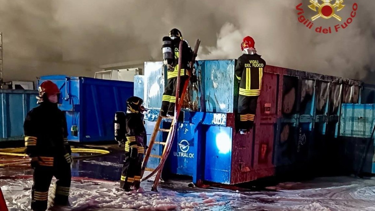 Incendio in zona industriale: fiamme alte in una ditta di rifiuti elettronici - 