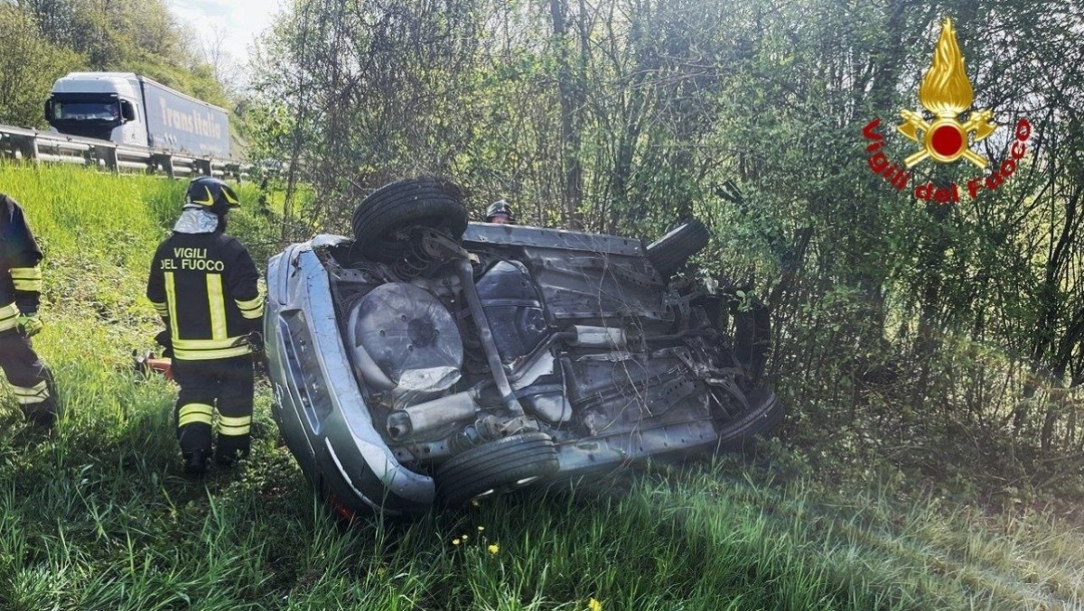 Incidente stradale, perde il controllo dell’auto e finisce fuori strada - Le immagini dell'incidente