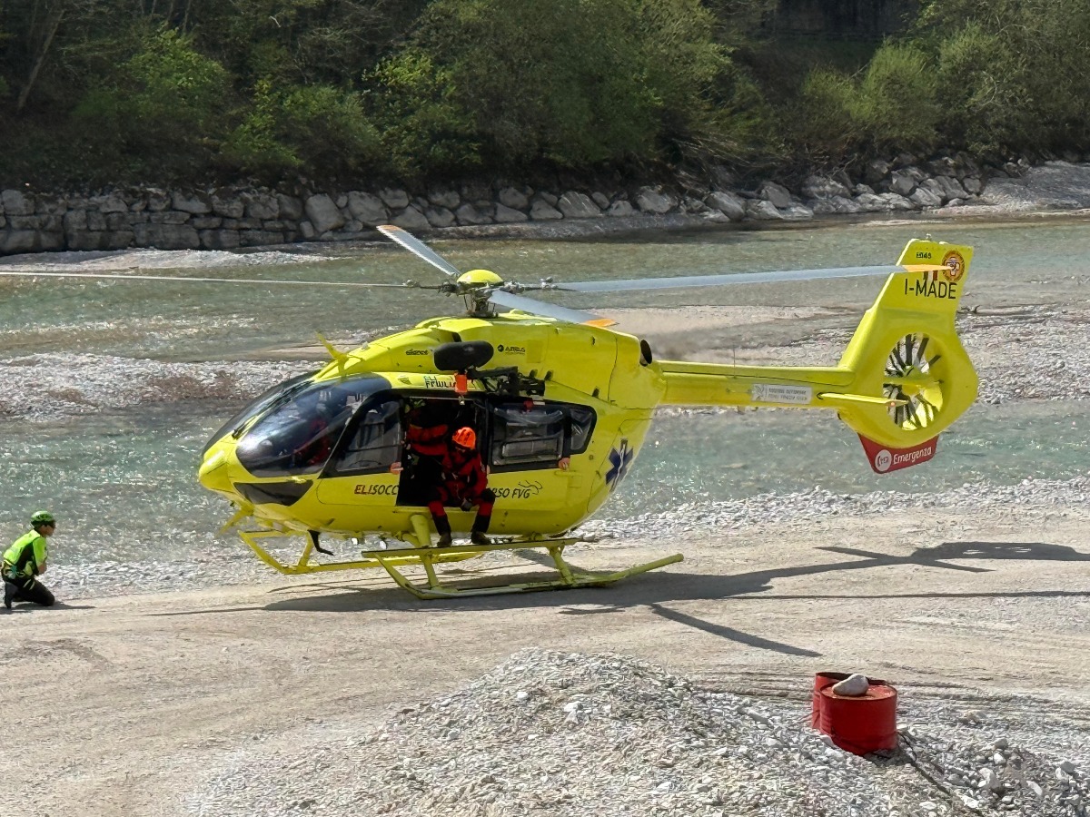 Tragedia in provincia di Udine: precipita con il parapendio e muore - A destra i soccorsi sul posto