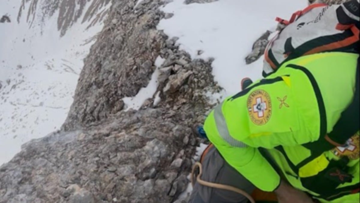 Volo della parapendista finisce contro la parete: salvataggio spettacolare a 2.900 metri - 