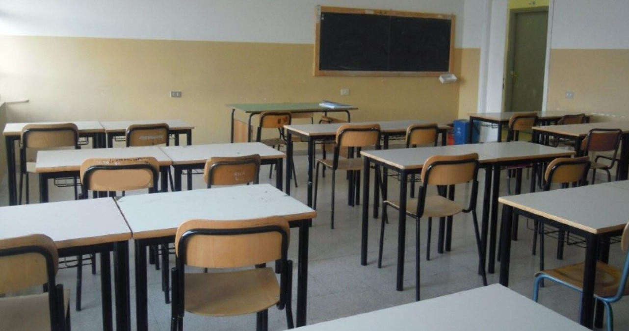 Insegnante taglia i capelli a due alunne delle medie: classe sotto choc - 