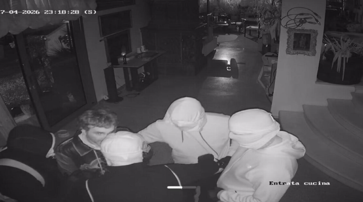 Rapina in villa da milioni di euro: ex senatore sequestrato con la famiglia e picchiato - 