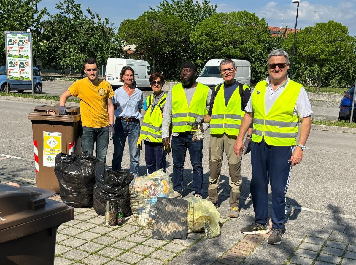 Puliamo i quartieri a Vallenoncello: raccolti rifiuti e trovata una mini discarica - 