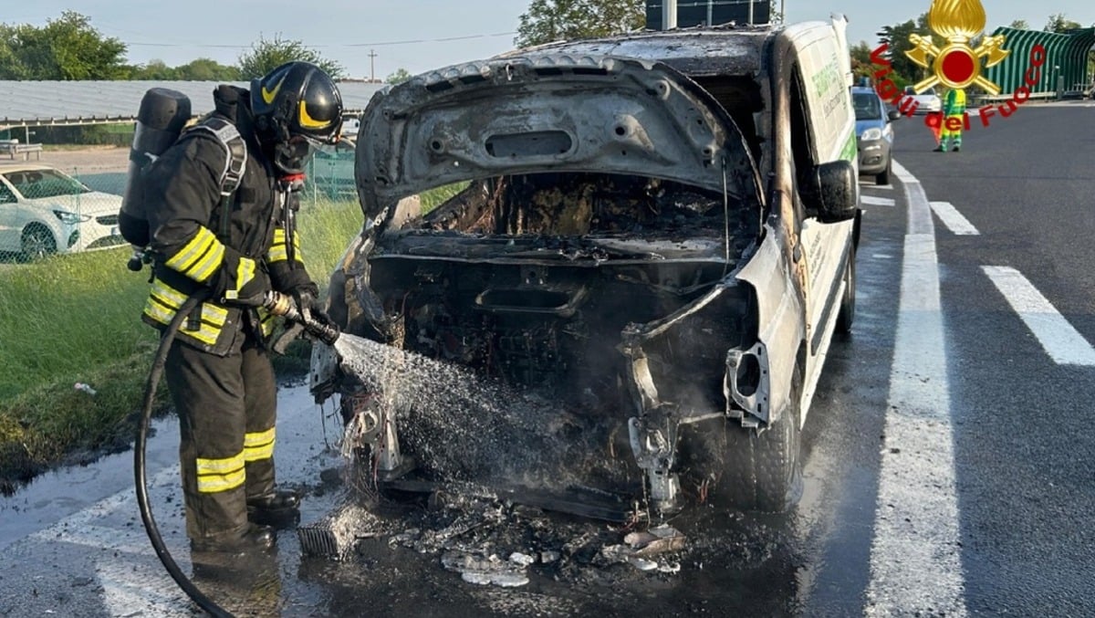 Furgone improvvisamente in fiamme: paura vicino al casello di Udine Sud - 