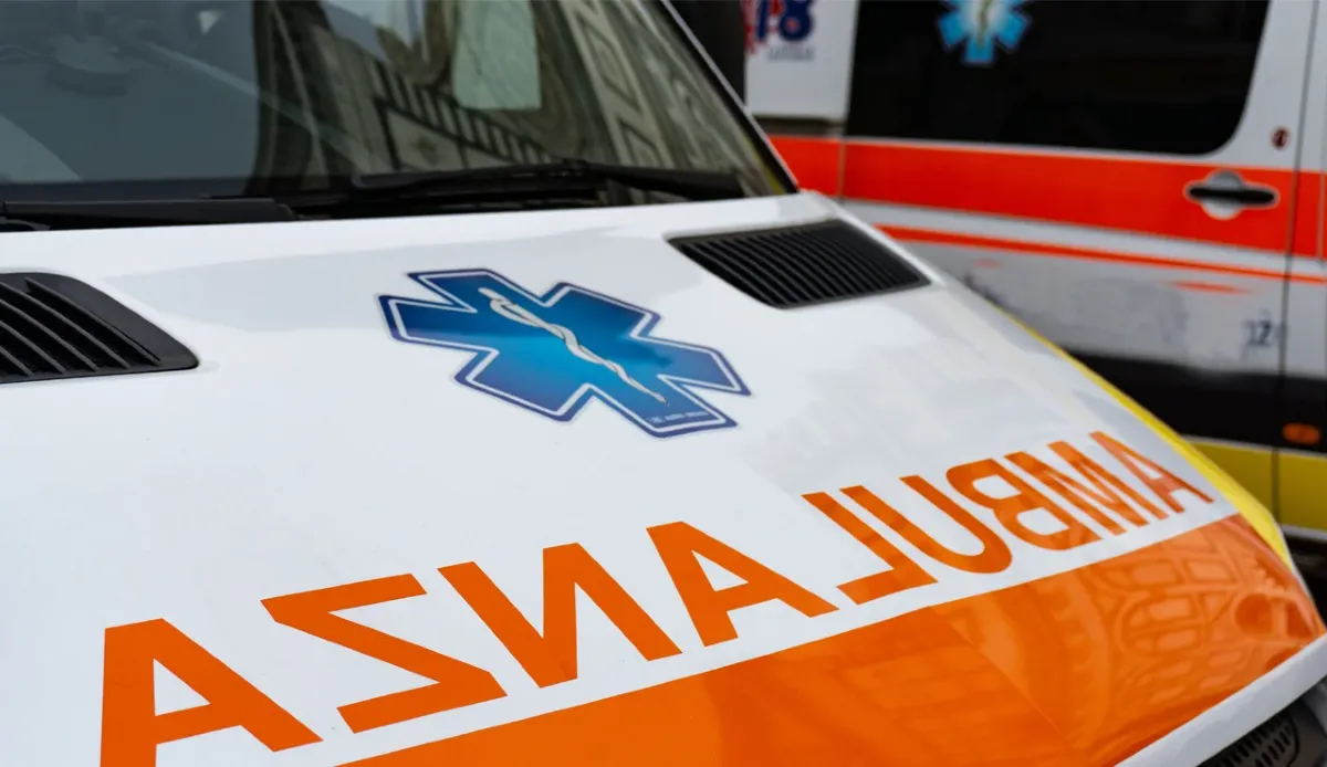 38enne in bici travolto da una moto mentre attraversa: morto sul colpo