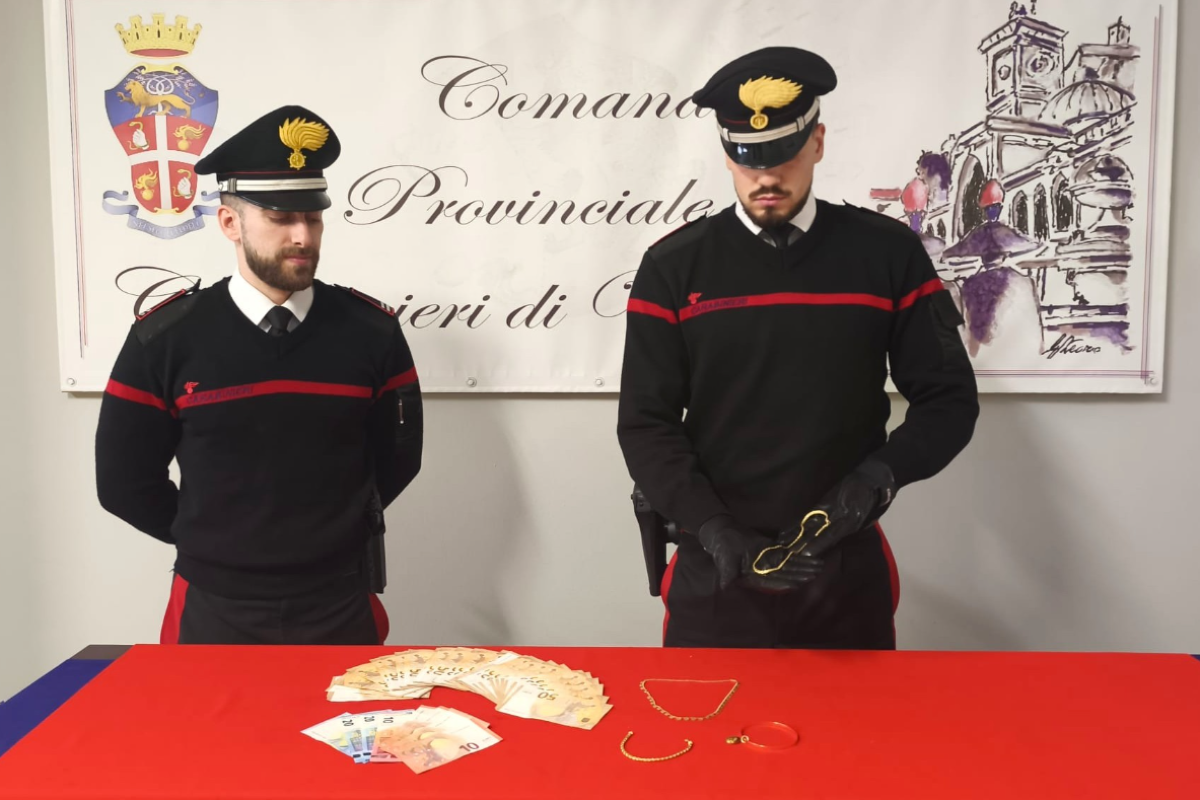 Si fa consegnare oro e contanti, ma appena esce dalla casa trova i Carabinieri di Udine - 