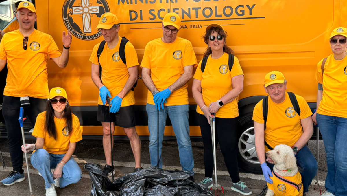 Bottiglie, plastica e rifiuti: maxi pulizia nel quartiere San Lazzaro | FOTO - 