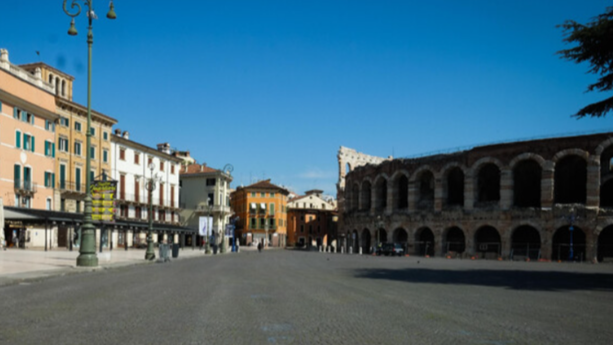 Turista monta una tenda sulla scalinata del palazzo: «Volevo svegliarmi con davanti l’Arena» - 