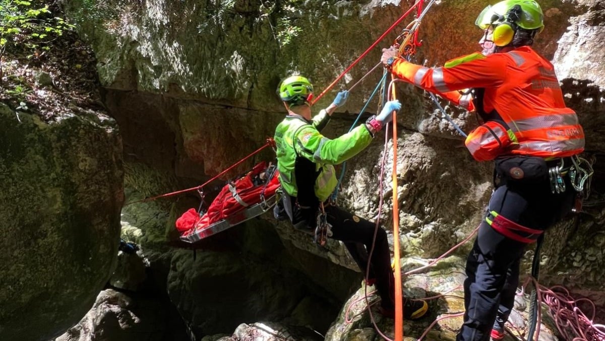 Torrentista si schianta sulla roccia e resta ferita nella gola: recupero da brividi | FOTO - 