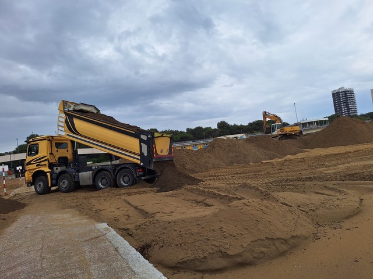 Spiagge più green a Lignano: recuperate 1.000 tonnellate di sabbia dalle alghe - 