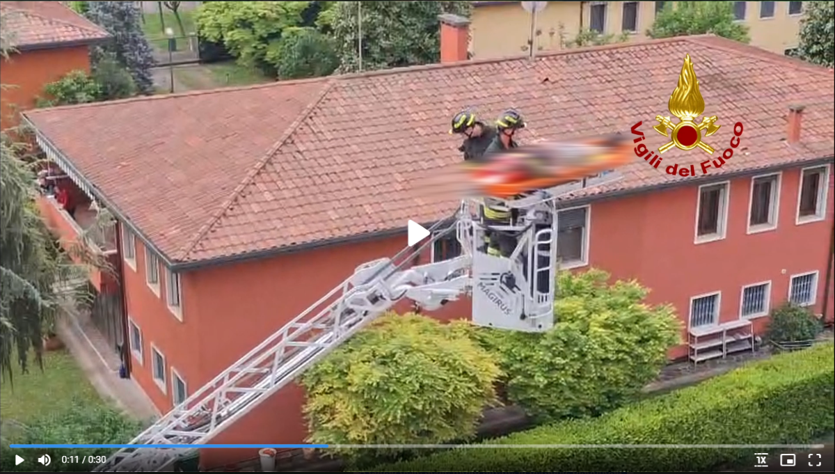 Soccorso spettacolare: paziente con lesioni vertebrali calato con l'autoscala | VIDEO - 