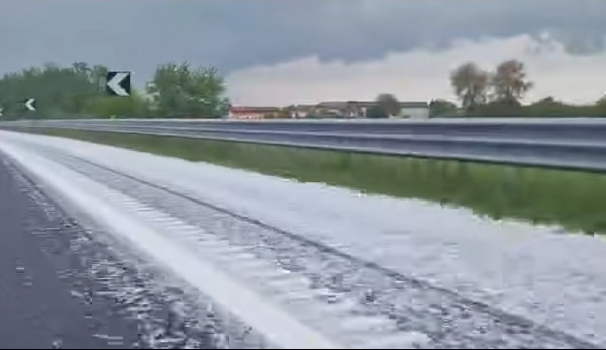 Udine, improvvisa grandinata sull’A23: strada imbiancata e traffico rallentato - 