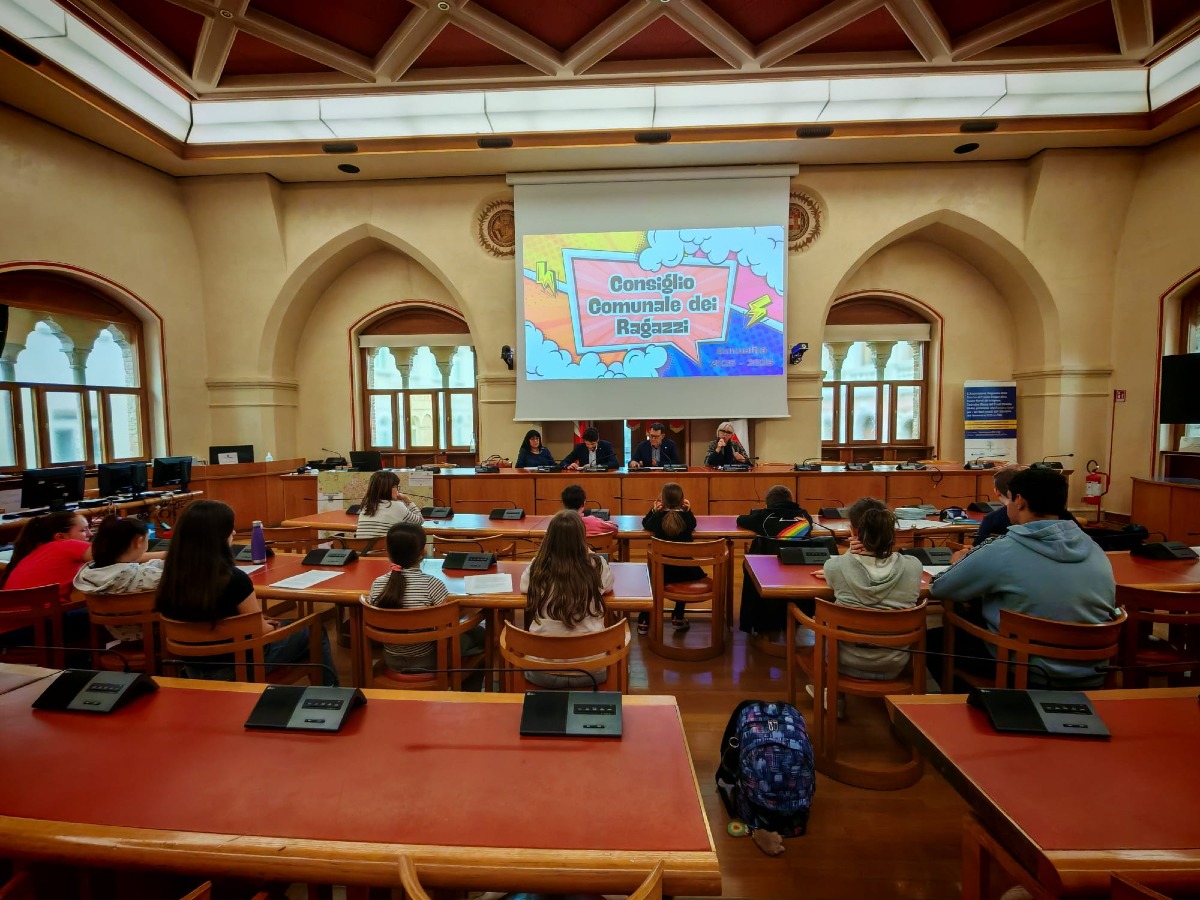 Consiglio comunale dei ragazzi a Pordenone: i ragazzi consegnano le idee per la città del futuro - 