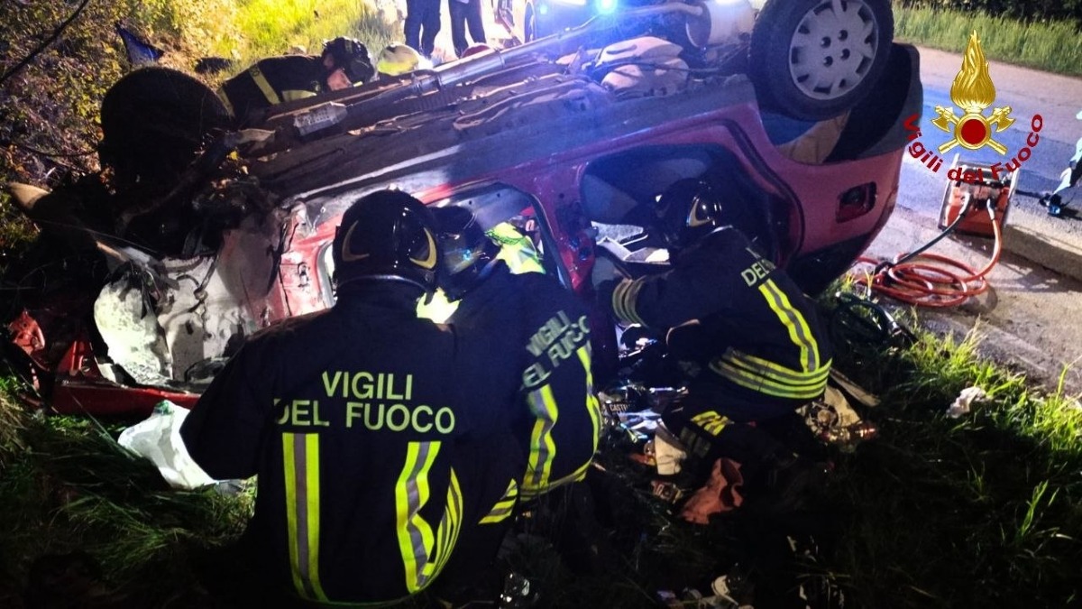 Auto sbanda e si ribalta sulla Provinciale: un ferito tra le lamiere