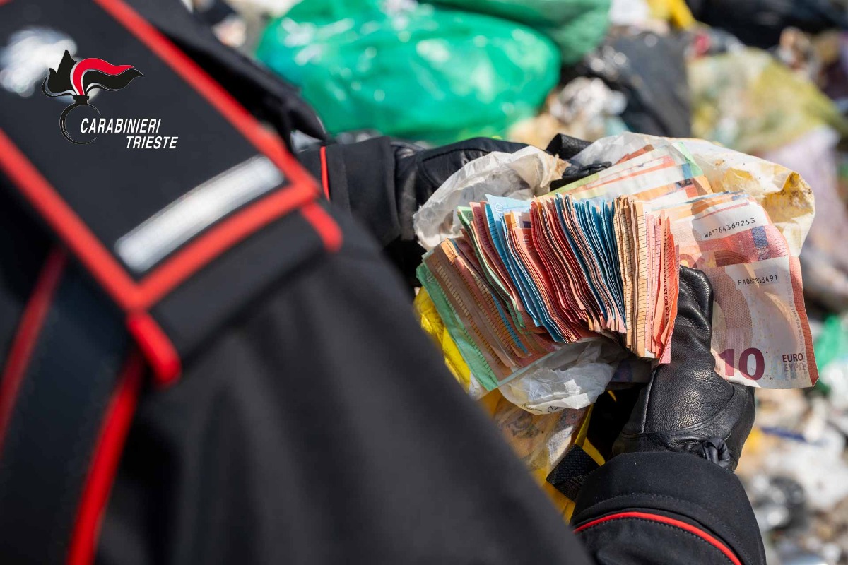 Butta l'incasso nella spazzatura: 7mila euro recuperati tra i rifiuti | VIDEO