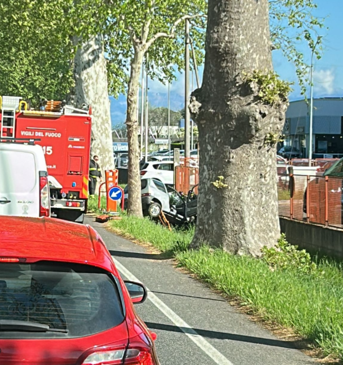 Scontro tra tre auto a Udine: una finisce nel fosso, conducente incastrato - 