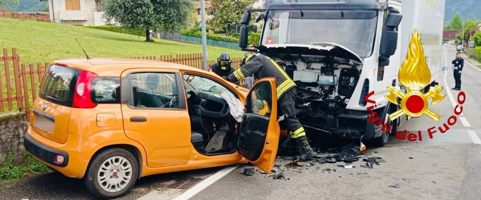 Tremendo scontro auto-camion: un ferito intrappolato tra le lamiere | FOTO - 