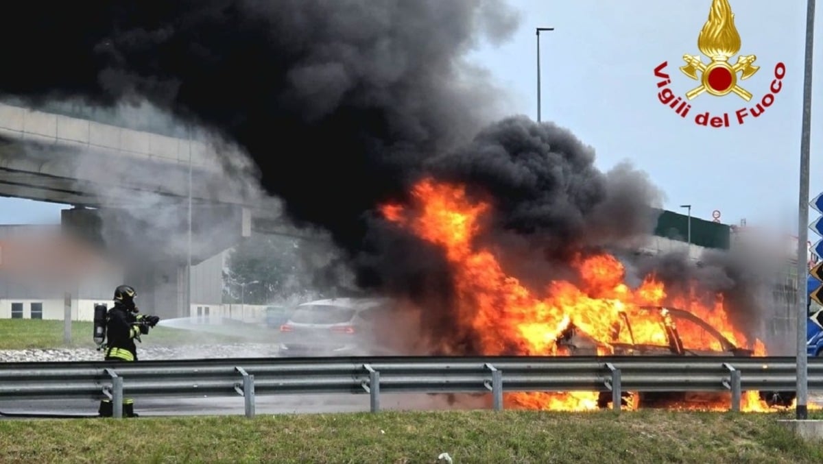 Auto improvvisamente in fiamme a Fiume Veneto, attimi di panico: conducente ferito - 