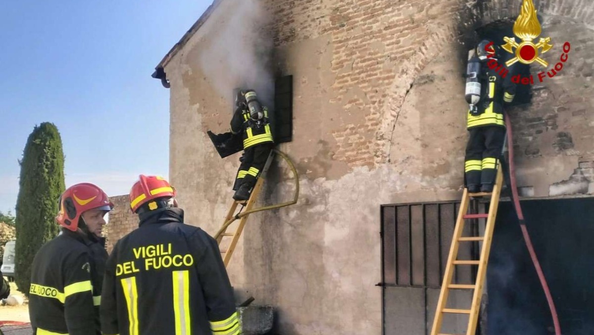 Scoppia un incendio in un magazzino: crolla parte del tetto | VIDEO - 
