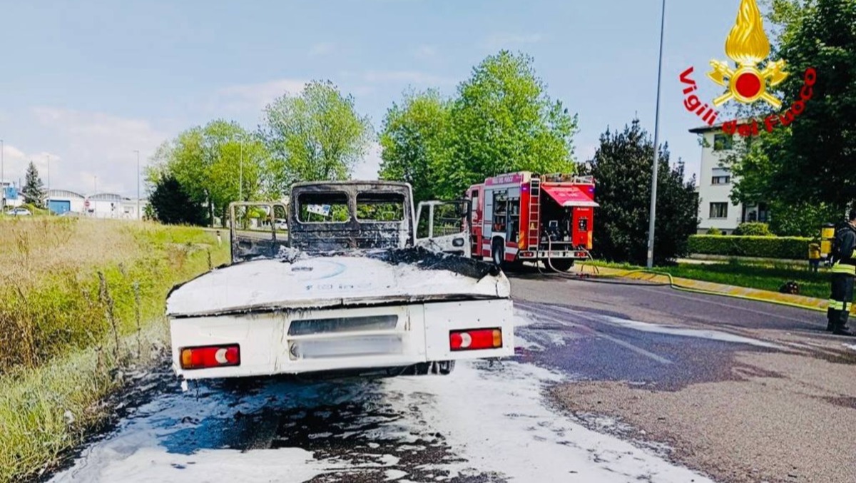 Scoppia un incendio in strada: furgone distrutto dalle fiamme | FOTO
