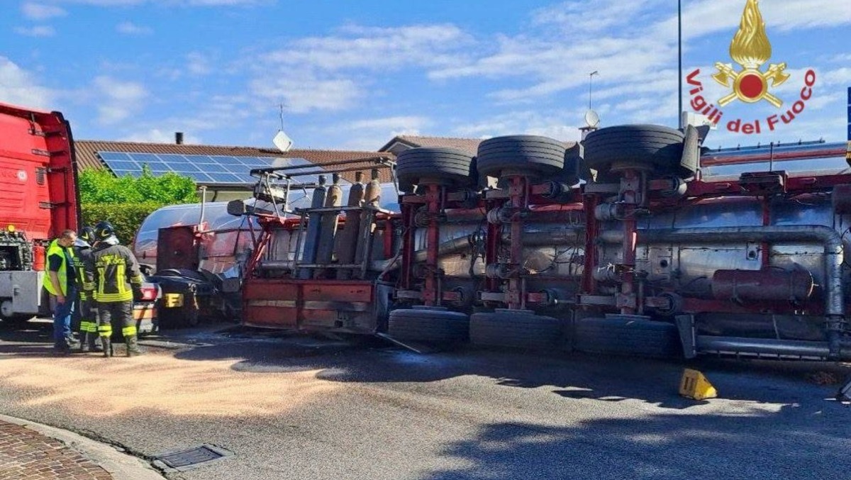Cisterna si ribalta, paura per il carico da 19mila litri di sostanze chimiche | FOTO - 