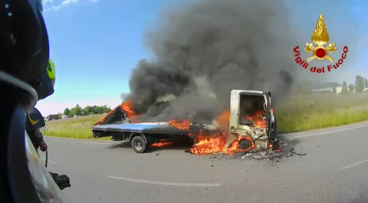 Furgone avvolto dal fuoco, fumo e fiamme visibili a chilometri | VIDEO - 