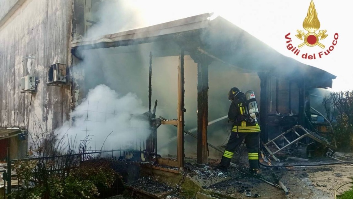 Scoppia un incendio in casa: villetta divorata dalle fiamme | FOTO - 