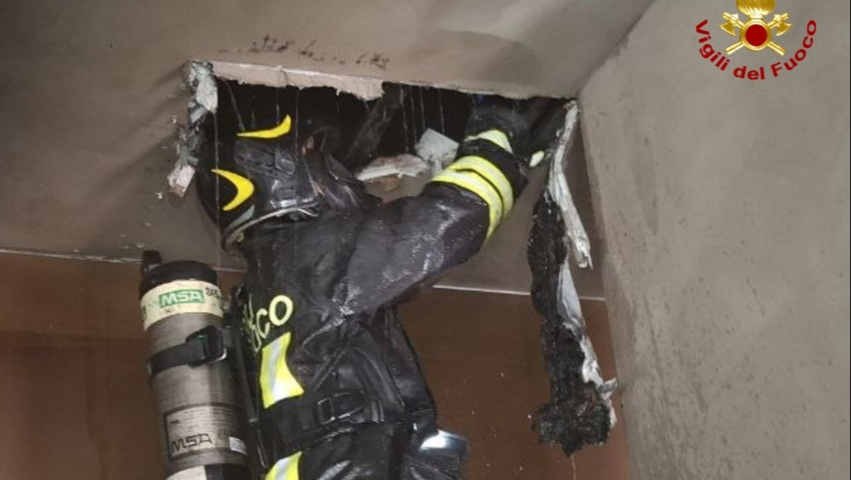 Ristorante a fuoco in Friuli: le fiamme raggiungono il controsoffitto - 