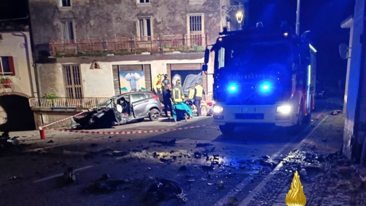 Auto sbanda e piomba contro un muro: 19enne in prognosi riservata | FOTO - 