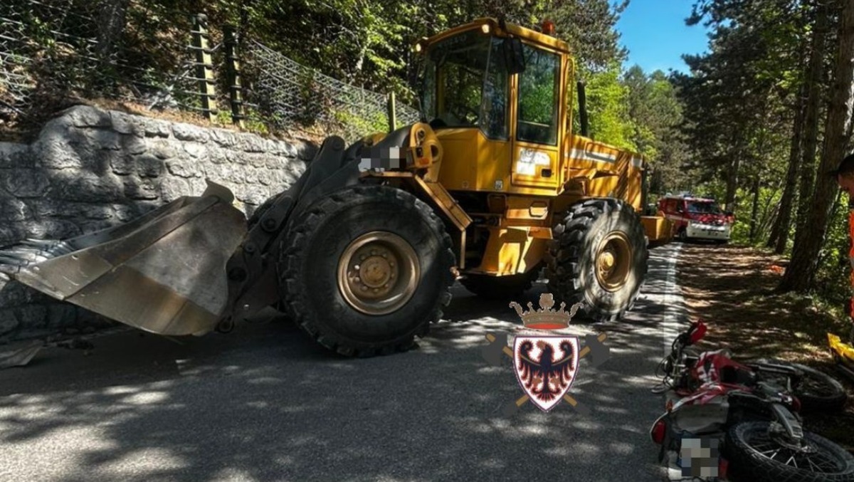 Schianto tra moto e ruspa: centauro finisce sotto la pala meccanica, è grave - 
