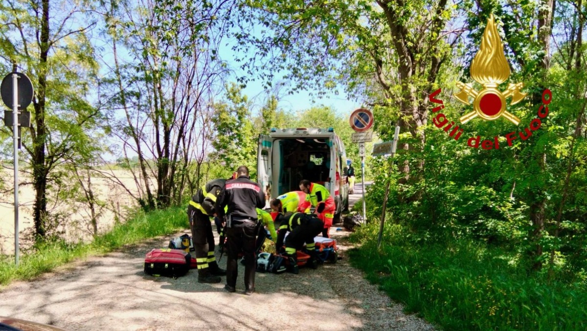 Cade nel fiume e non riesce a uscire: passante si tuffa per salvarla - 