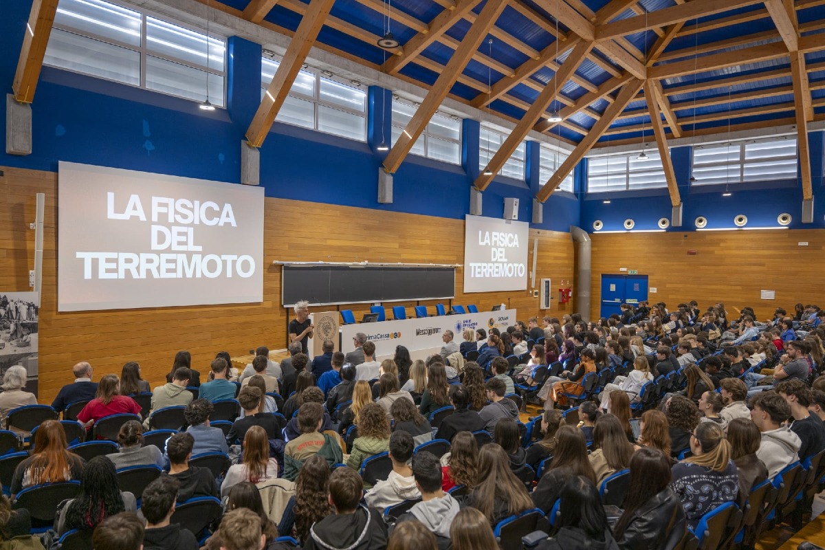 Oltre 300 studenti a lezione con Schettini: fisica e memoria a Udine con PrimaCassa Fvg - 