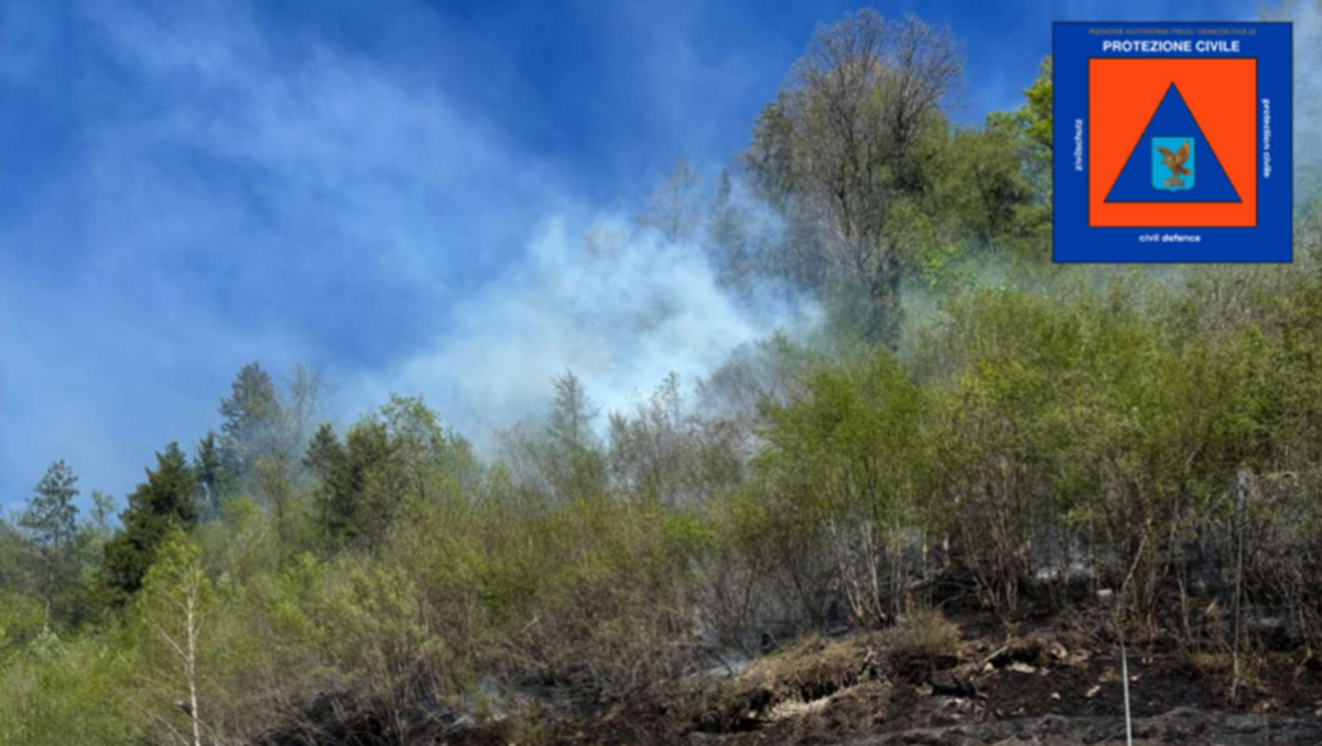 Incendio a Comeglians: fiamme domate dopo 16 ore e 50 lanci dell'elicottero | FOTO - 